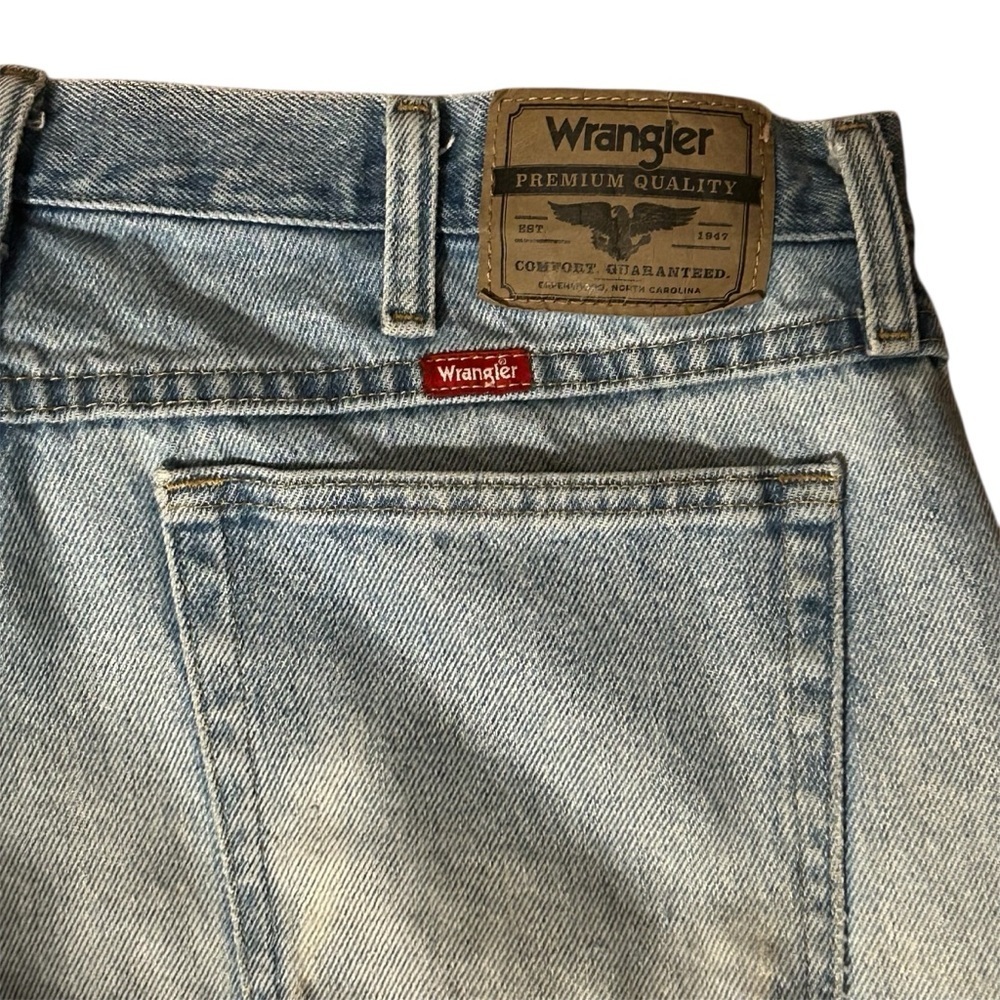 Levi's and Wrangler Relaxed Fit Blue Jeans for Men - Picture 10 of 11